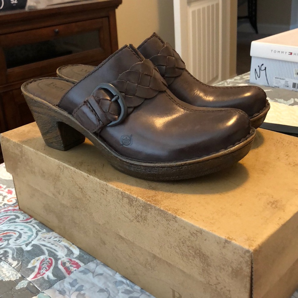 Like new BORN clogs sz 8 brown wood